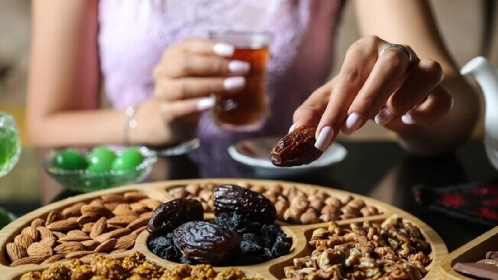 روزه‌دار در حال افطار با دقت در تغذیه — ترکیبی از مراقبت و هماهنگی قند خون